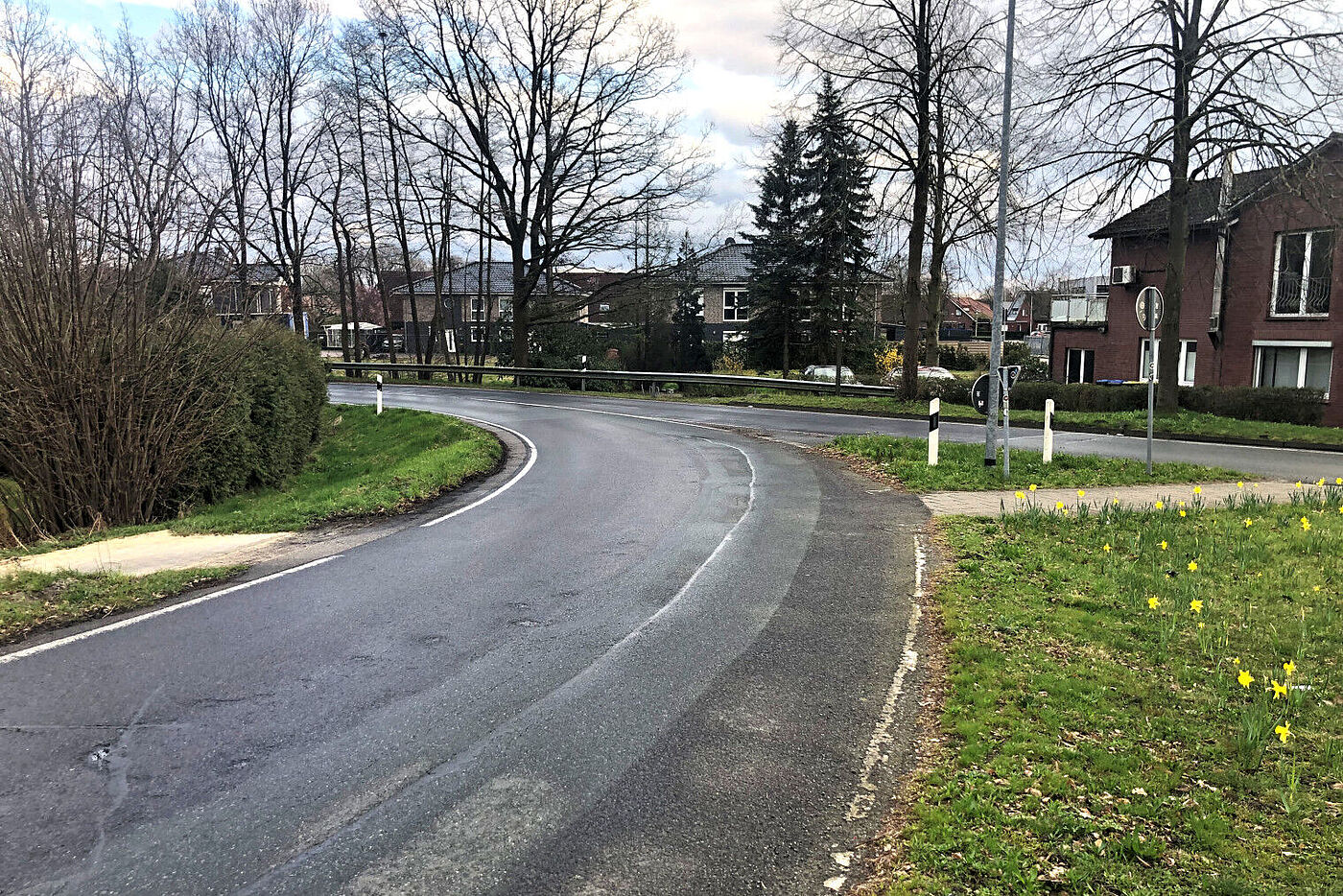 Kraftverkehr für Querende von der Friesenstraße zu spät sichtbar