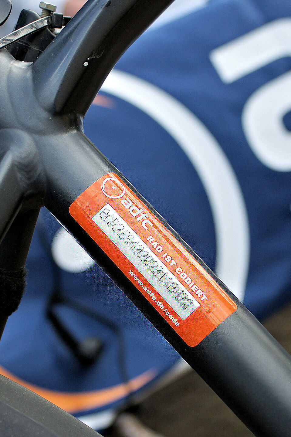 Codierung unterm Sattelrohr 14.05.2022 Typische Codierung mit orangem Schutzaufkleber, hergestellt bei der Codieraktion auf der Maritimen Meile am 14.05.2022 in Papenburg