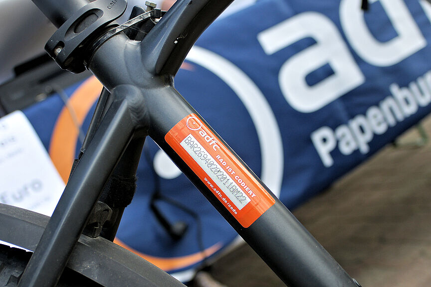 Codierung unterm Sattelrohr 14.05.2022 Typische Codierung mit orangem Schutzaufkleber, hergestellt bei der Codieraktion auf der Maritimen Meile am 14.05.2022 in Papenburg