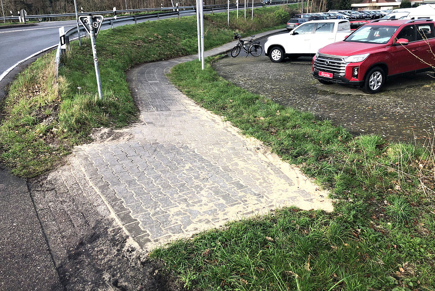 Krasse Abfahrt auf schmalem Weg mit Gegenverkehr und winkligem Kurvenverlauf