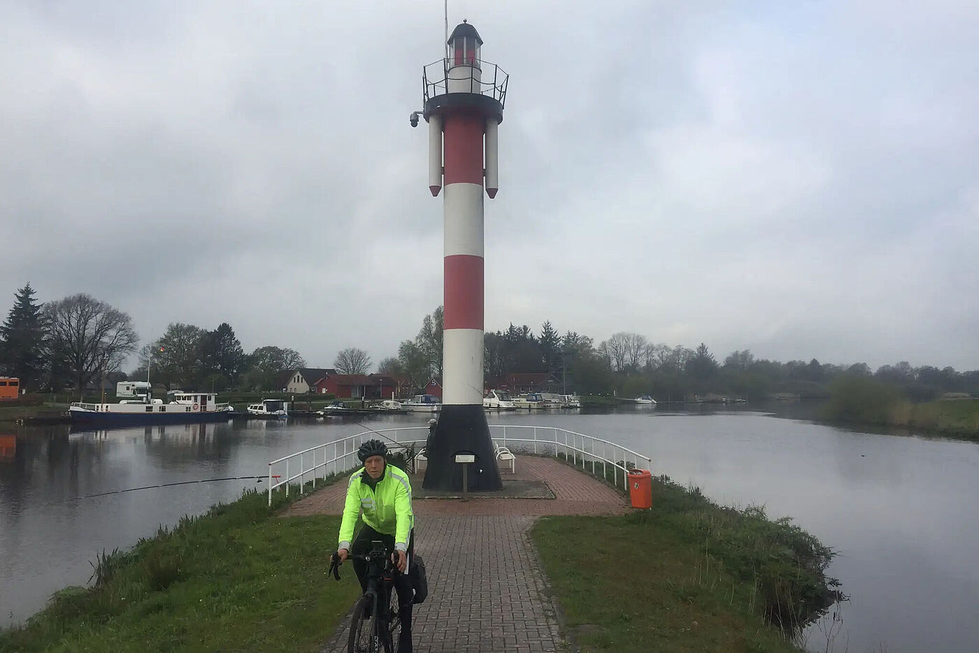 Leuchtturm "Roter Sand" am Barßeler Hafen