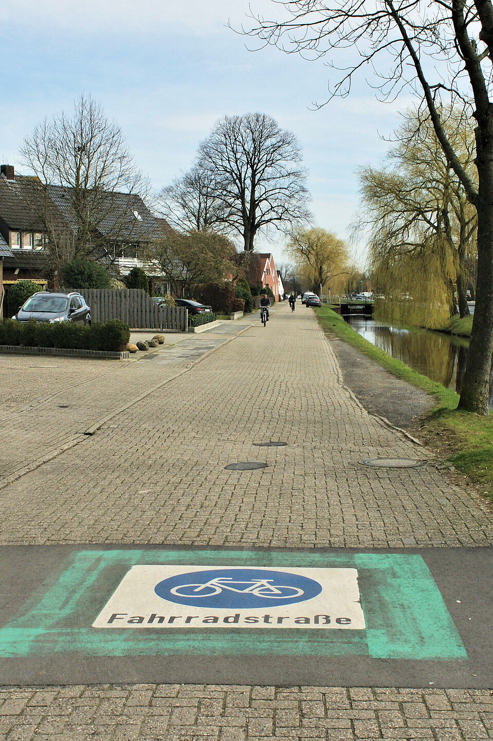 OG-Papenburg-Fahrradstrasse-DSC07828-A-Wotte.jpg Papenburgs Fahrradstraße Mittelkanal links