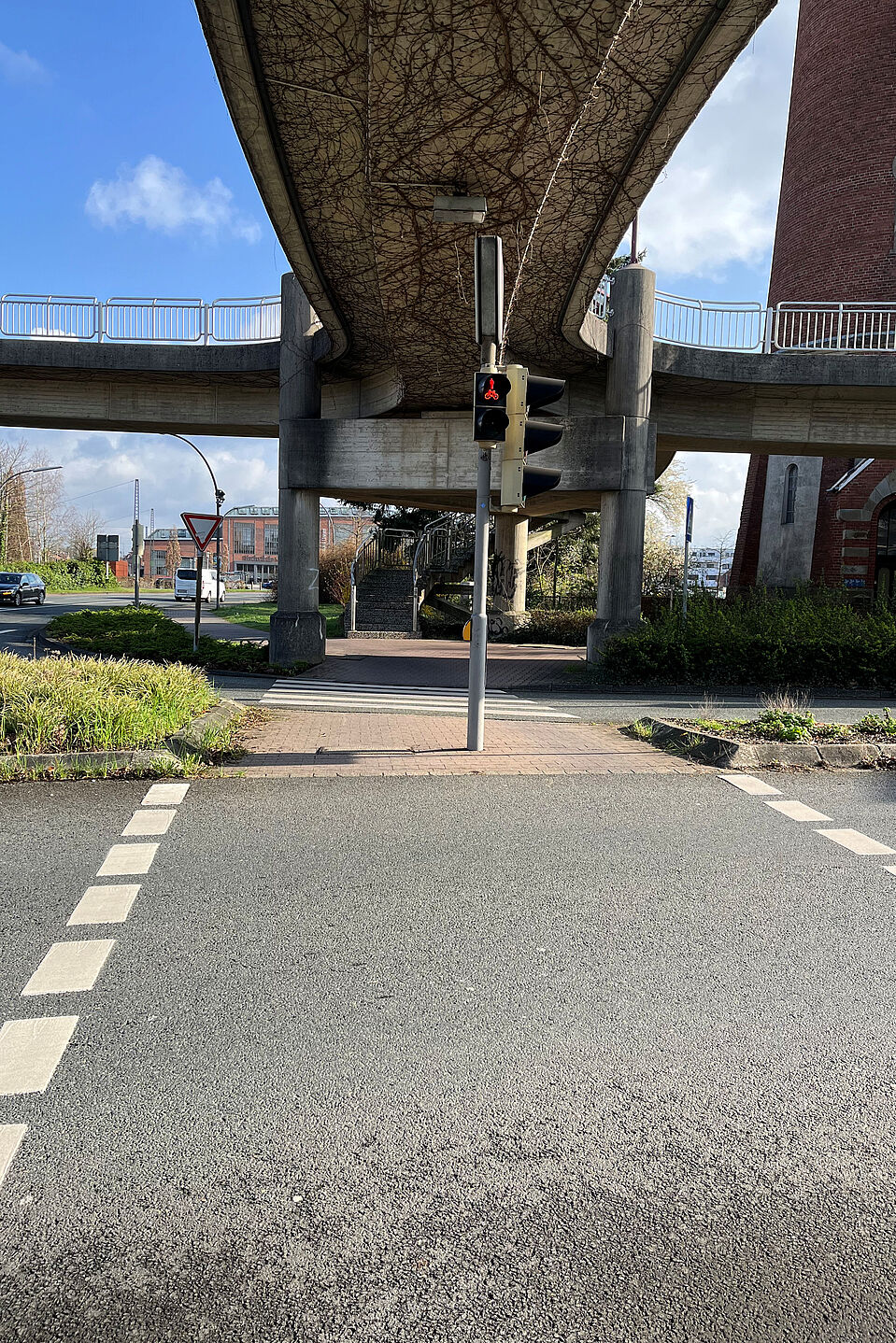 adfc-lingen-2024-03-23-kurt-schumacher-bruecke-1031-helmut-riemann.jpg Kreuzung Kurt-Schumacher-Brücke - 4 Querungen