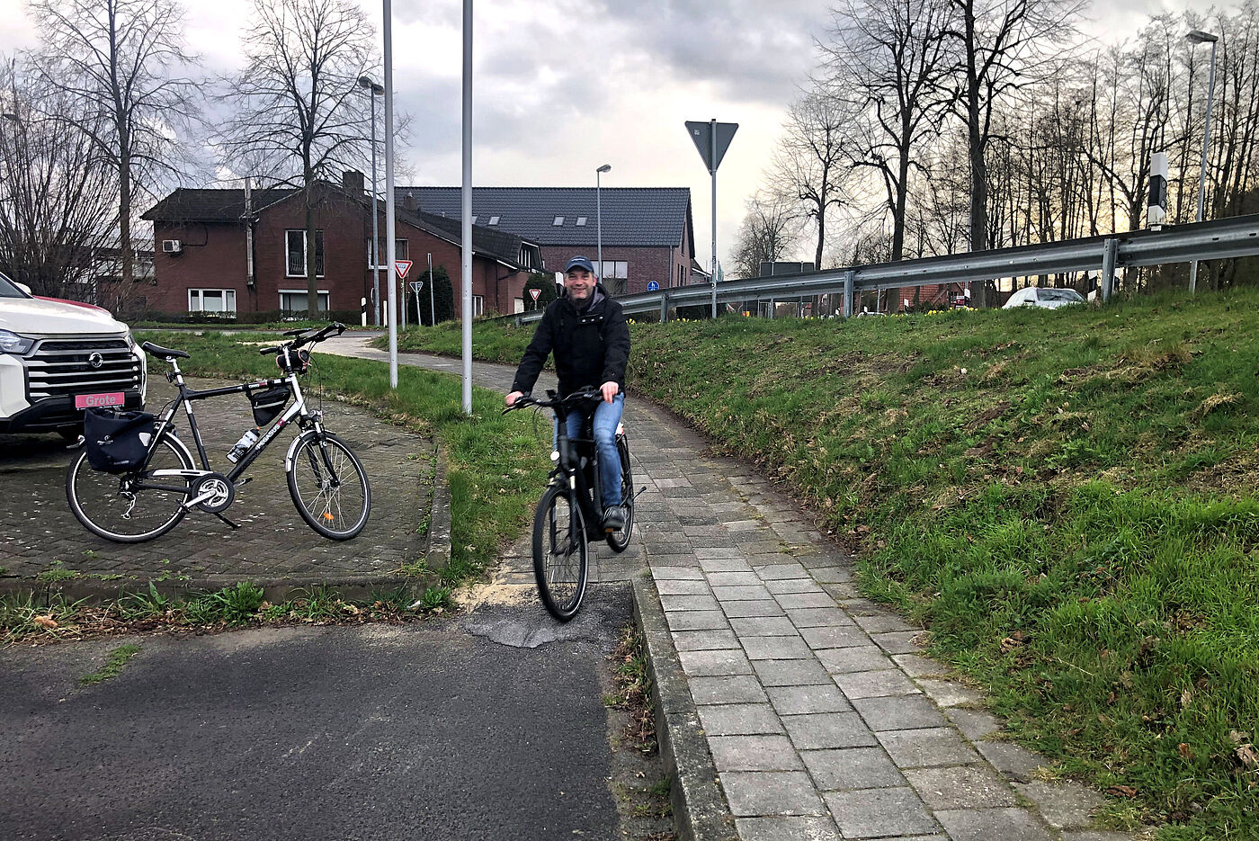 Querungsauffahrt/Abfahrt: Hier ist trotz Gegenverkehr immer nur für eine Person Platz