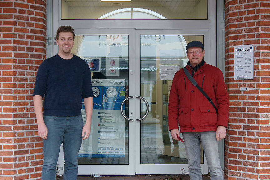 Thomas Witolla verabschiedet sich von Klimaschutzmanager Thomas Nienhaus Thomas Witolla vom ADFC Papenburg verabschiedet sich von Klimaschutzmanager Thomas Nienhaus