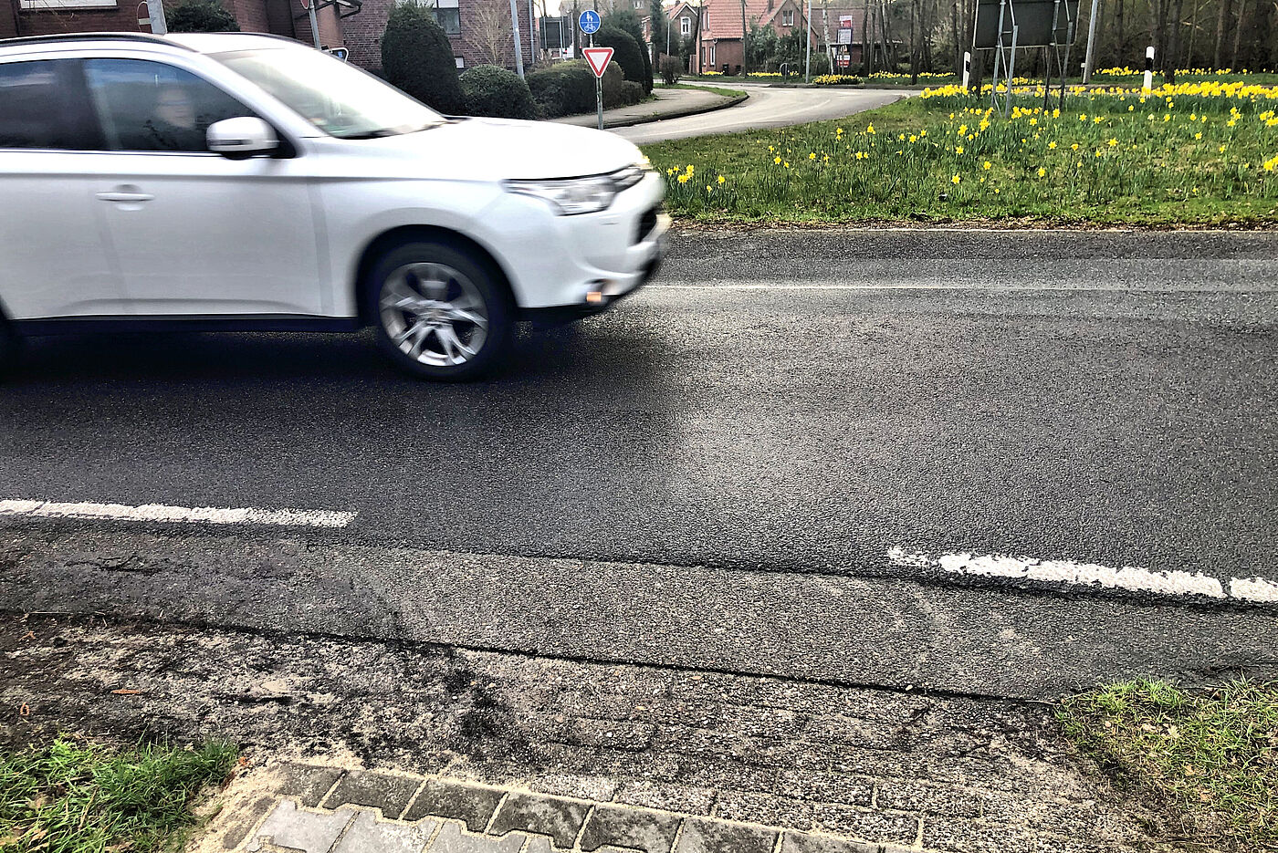 Für Menschen mit Handycap und Ältere ist für eine sichere Querung der Kraftverkehr eindeutig zu schnell