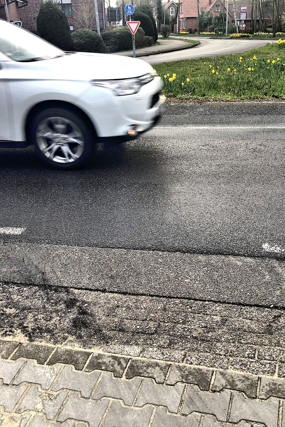 2024-03-15-Querung-B70-Auffahrt-Grote-IMG_1879.jpg Für Menschen mit Handycap und Ältere ist für eine sichere Querung der Kraftverkehr eindeutig zu schnell