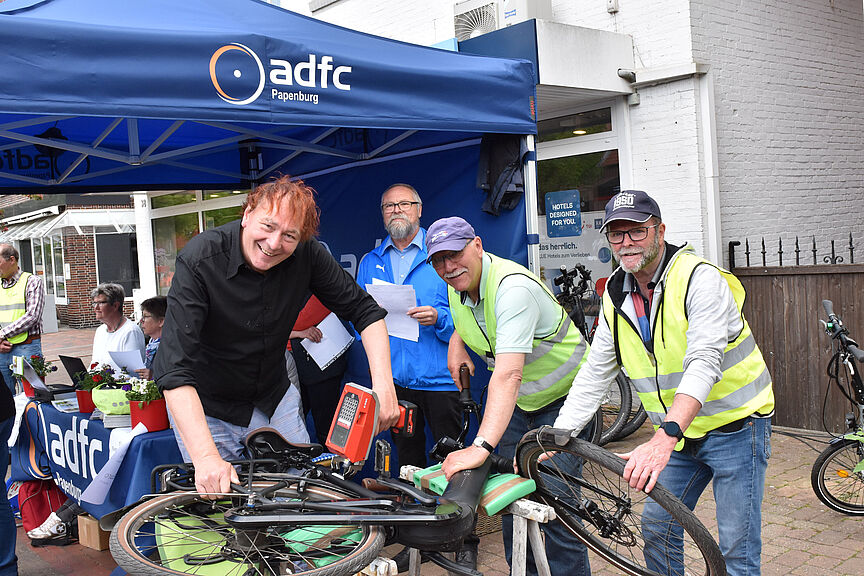 OG-Papenburg-2022-05-14-DSC_0255 Fahrradcodierung auf der Maritimen Meile