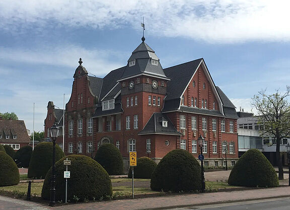 Historisches Rathaus iHistorisches Rathaus in Papenburg vor dem Abriss des Anbaus, von der Ampel aus fotografiertn Papenburg von der Ampel aus fotografiert