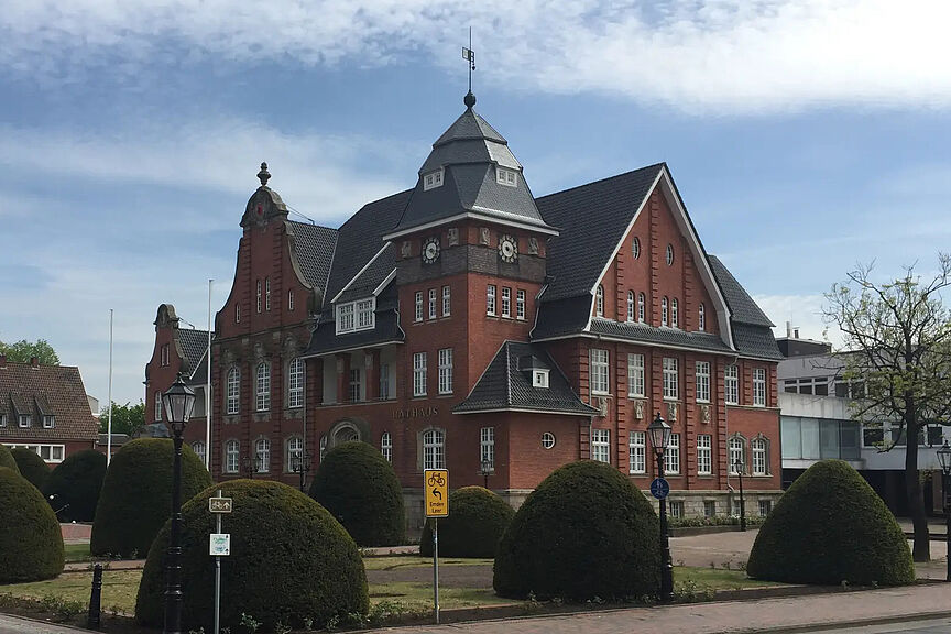Historisches Rathaus Papenburg Historisches Rathaus iHistorisches Rathaus in Papenburg vor dem Abriss des Anbaus, von der Ampel aus fotografiertn Papenburg von der Ampel aus fotografiert