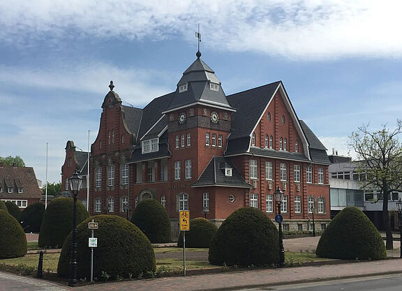 Historisches Rathaus iHistorisches Rathaus in Papenburg vor dem Abriss des Anbaus, von der Ampel aus fotografiertn Papenburg von der Ampel aus fotografiert