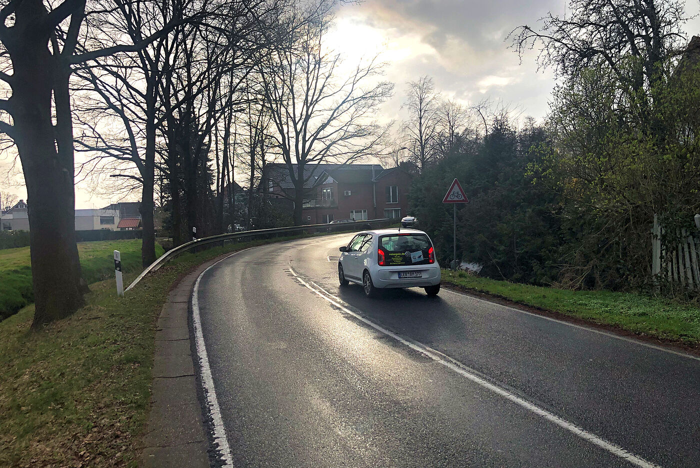 Verkehrsschild 138 Radfahrer kreuzen wird vom Kraftverkehr kaum wahrgenommen