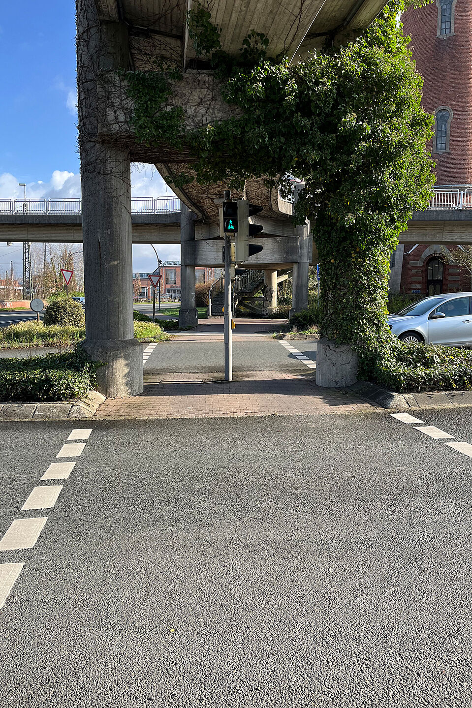 adfc-lingen-2024-03-23-kurt-schumacher-bruecke-1030-helmut-riemann.jpg Kreuzung Kurt-Schumacher-Brücke - 4 Querungen