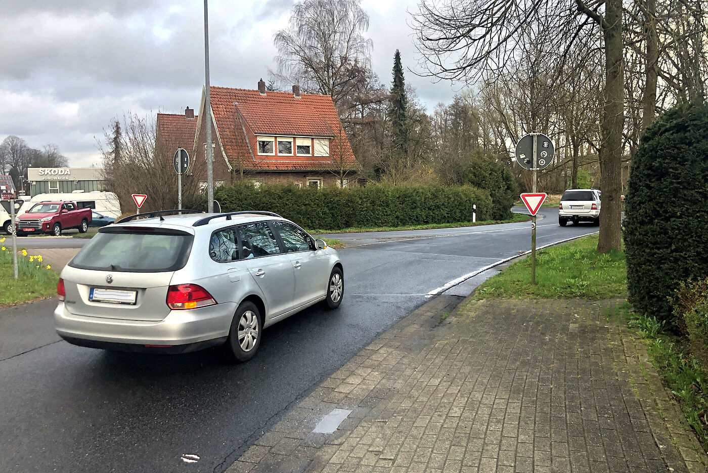 Abbiegeverkehr Kirchstraße für Querende von der Kirchstraße fast unsichtbar, da von hinten kommend