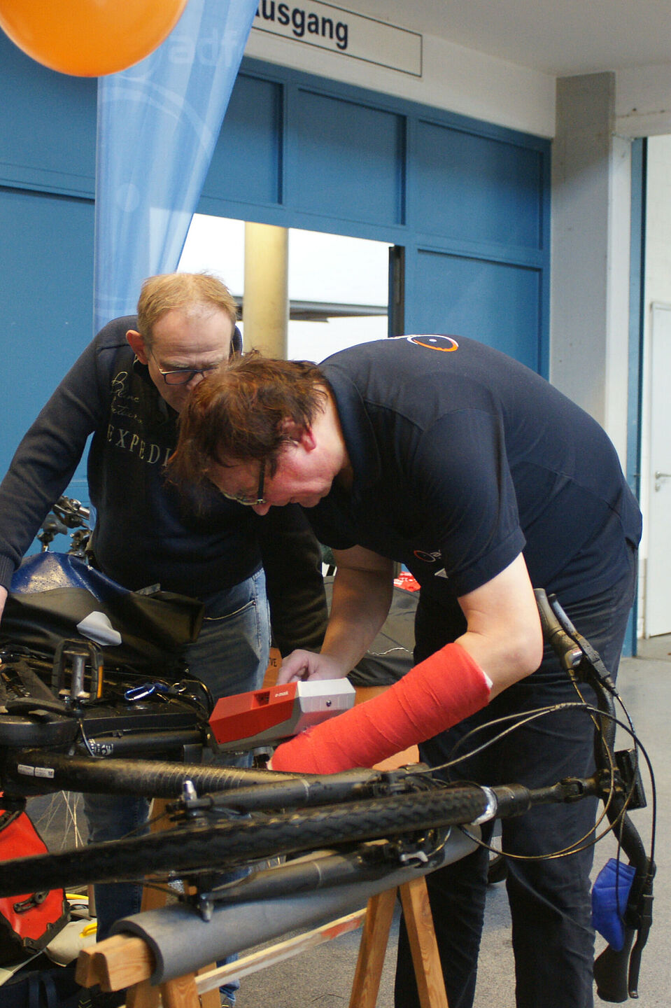 Andreas Wotte vom ADFC Papenburg beim Codieren