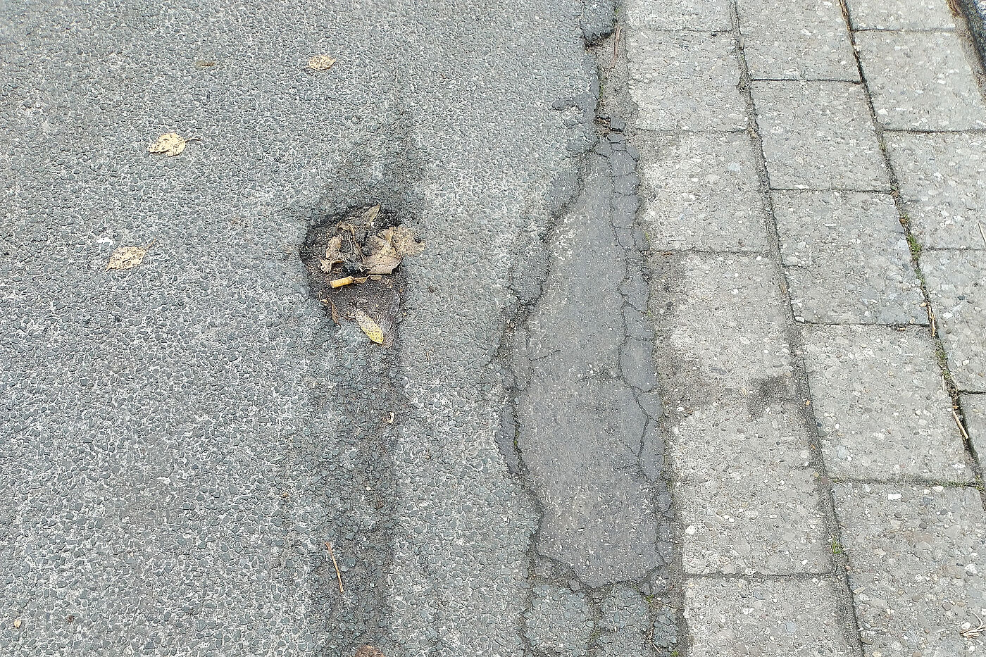Schutzstreifen: Kantenabbrüche engen den Schutzstreifen ein