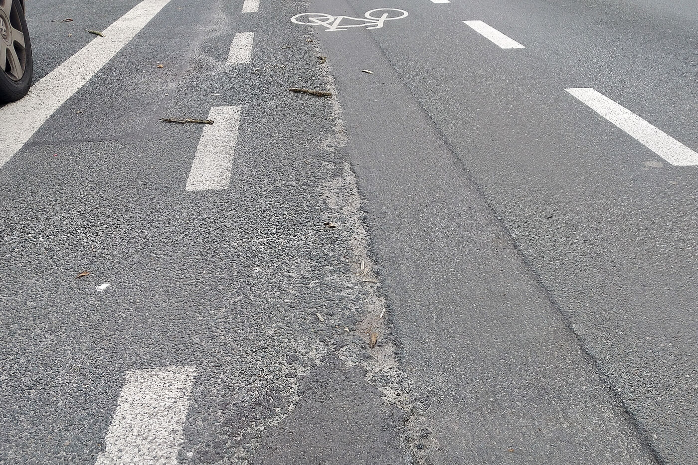 Schutzstreifen: Flickwerk und Längsrillen bergen Gefahren