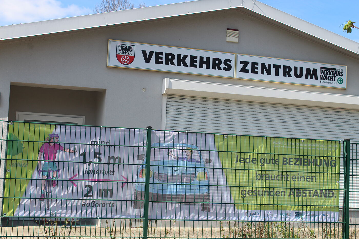 20.4.2026: Auch bei der Landesverkehrswacht in Sömmerda macht ein Banner auf den Mindestüberholabstand aufmerksam.