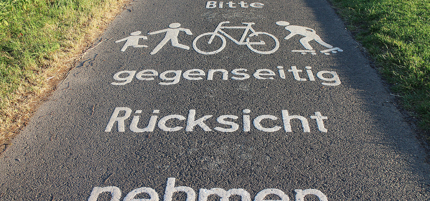 Gliederung_Hinweis Rücksichtnahme Straße_ADFC_Dirk_Schmidt Um gegenseitige Rücksichtnahme wird geboten.