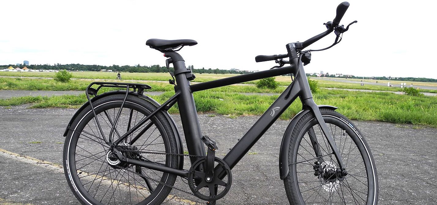 Aufnahme des Crivit-Pedelecs auf freier Fläche. 