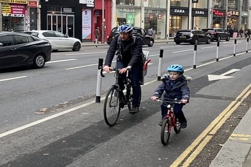 London_Alltag__c__London_Cycling_Campaign Mann und Kind fahren Rad auf einem geschützen Radweg in London