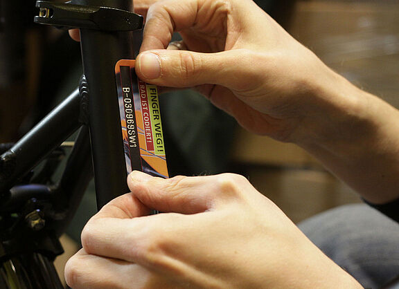 Der Fahrradcode wird u.a. mit einem speziellen Aufkleber am Rahmen befestigt.