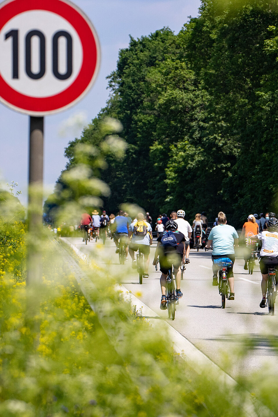 Sternfahrt Berlin Radfahrer bei Sternfahrt neben Schild zu Geschwindigkeitsbegrenzung 100h/km