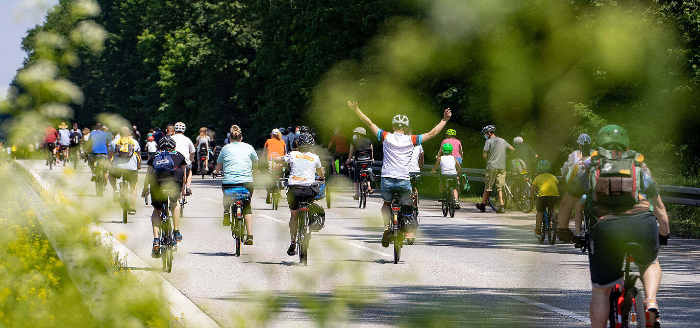 Sternfahrt Berlin Radfahrer bei Sternfahrt neben Schild zu Geschwindigkeitsbegrenzung 100h/km