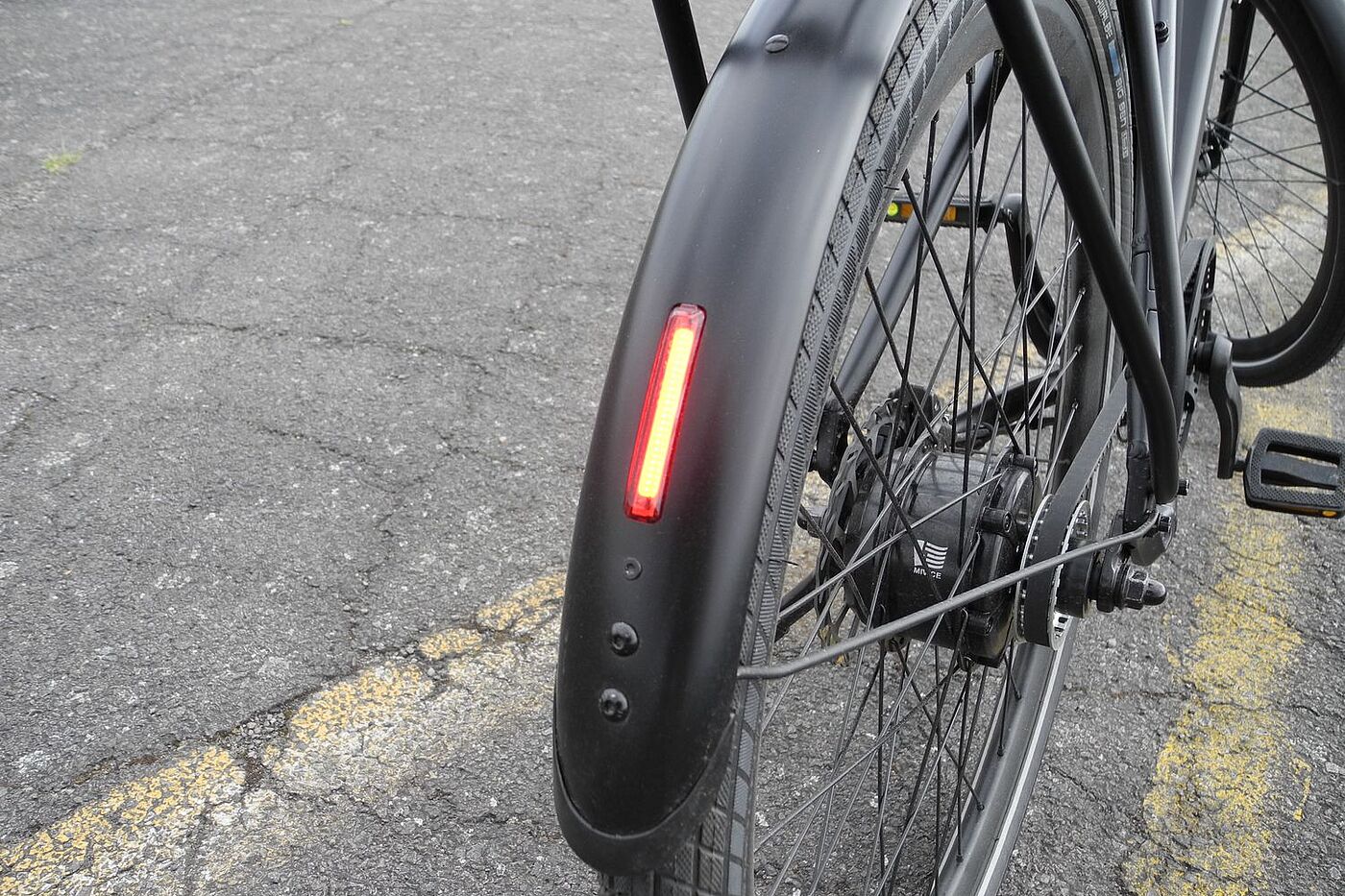 Großaufnahme eines hinteren Schutzblechs mit integriertem Rücklicht. 